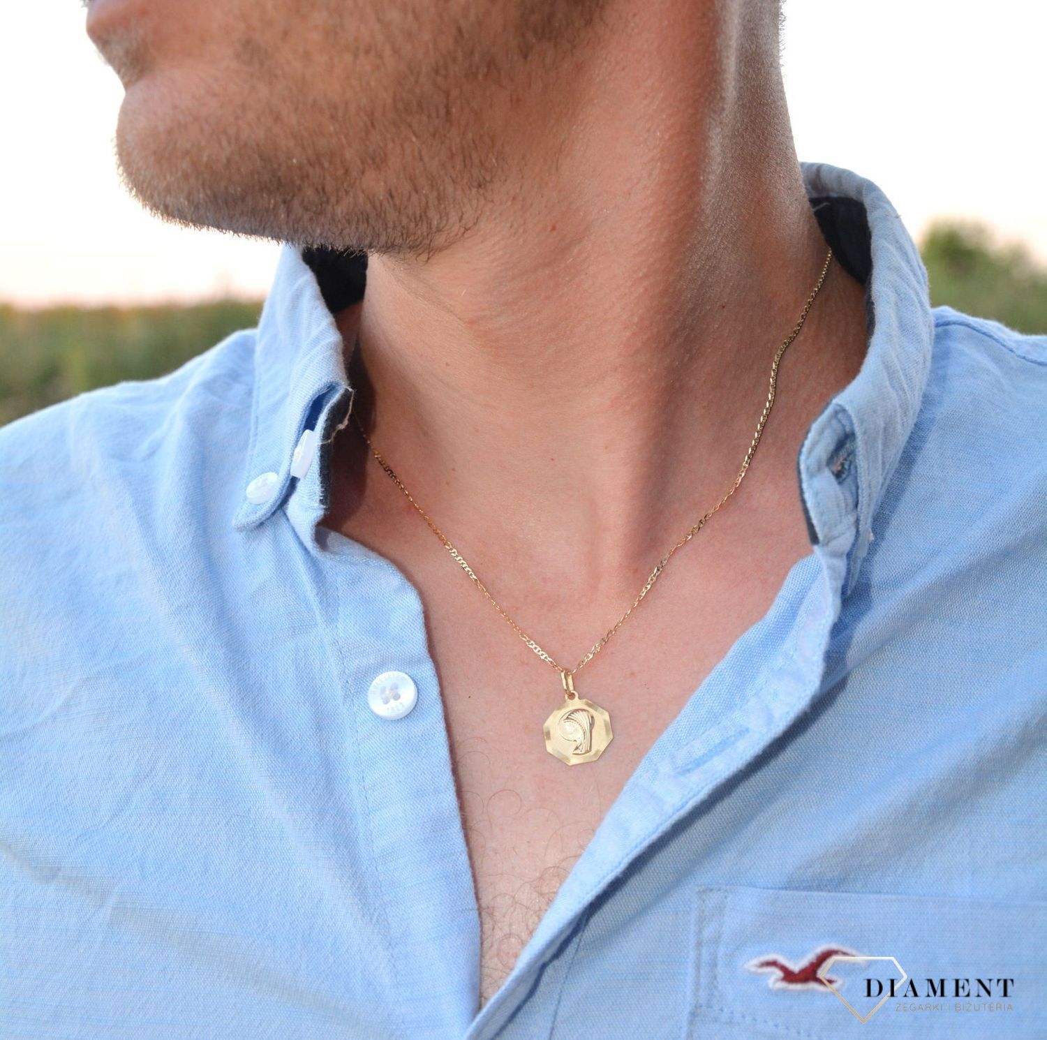 Złota zawieszka medalik w nieregularnym kształcie ZA 1542A.jpg